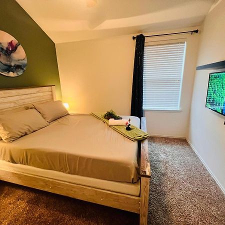 Work, Play & Stay King Bed With Foosball! Aubrey Екстер'єр фото