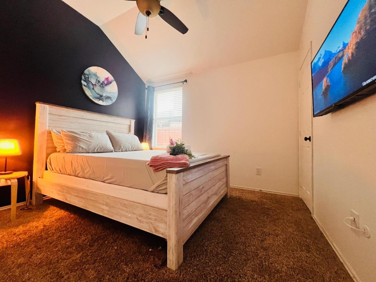Work, Play & Stay King Bed With Foosball! Aubrey Екстер'єр фото